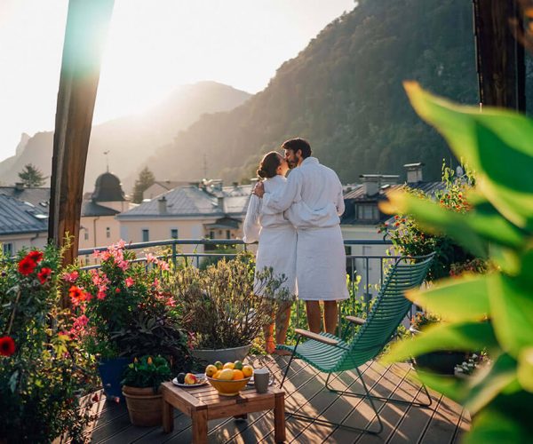 Spa Dachterrasse Paar Blick über die Stadt Salzburg